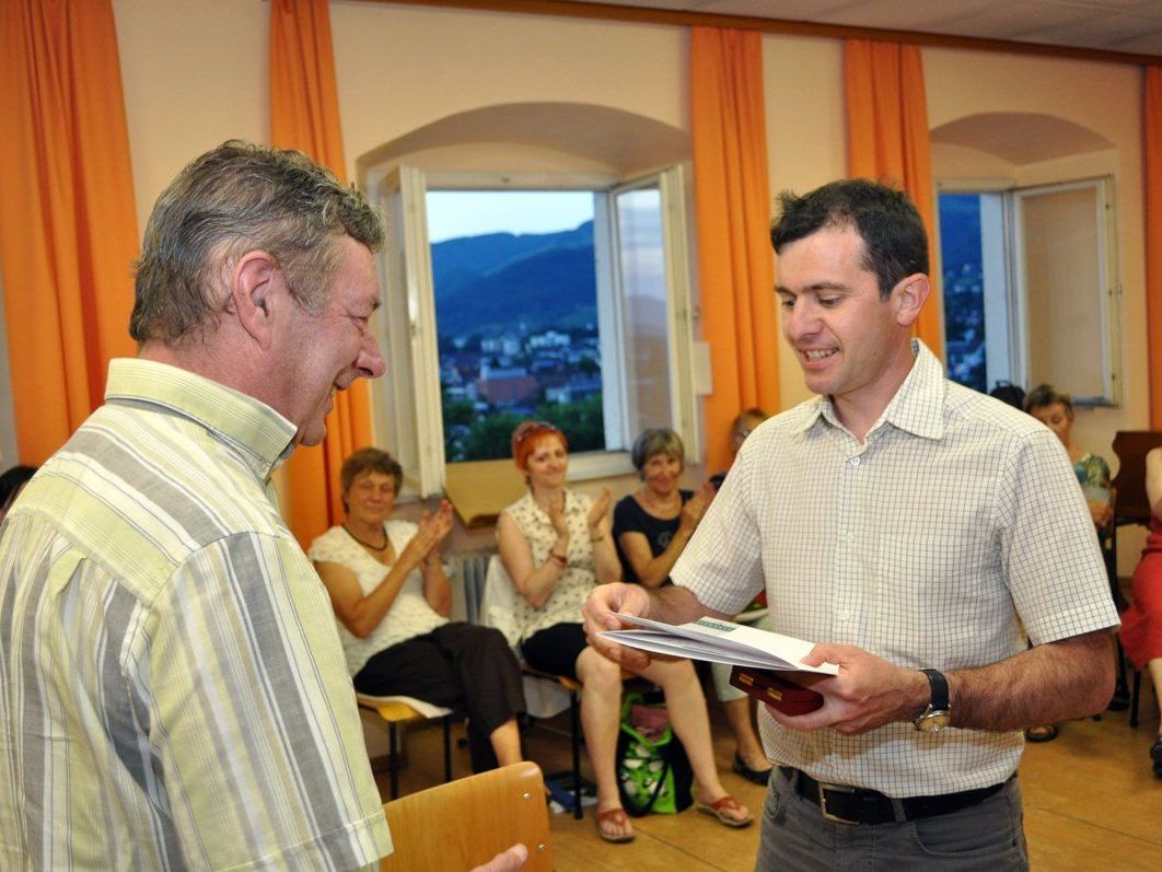 Bürgermeister Martin Summer dankt Langzeit-Chorleiter Gebhard Mathis für seine geleistete Arbeit. Bürgermeister Martin Summer dankt Langzeit-Chorleiter Gebhard Mathis für seine geleistete Arbeit.