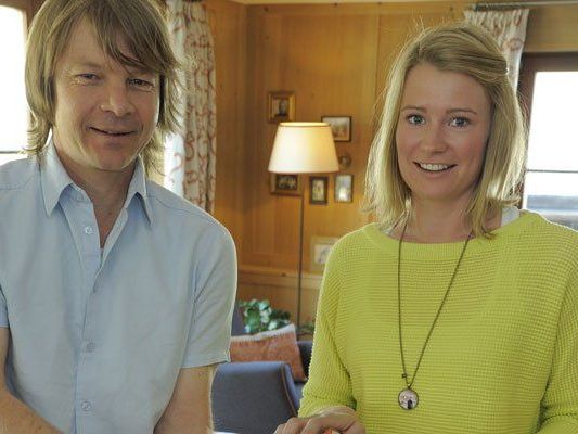 Helmut Burtscher und Gastgeberin Maria Muxel tauschten im Hotel Aurora sämtliche Lampen aus. Helmut Burtscher und Gastgeberin Maria Muxel tauschten im Hotel Aurora sämtliche Lampen aus.