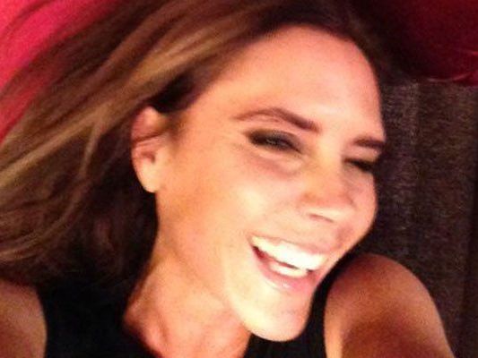Ein doch recht ungewohnter Anblick: Victoria Beckham heiter und fröhlich. Ein doch recht ungewohnter Anblick: Victoria Beckham heiter und fröhlich.