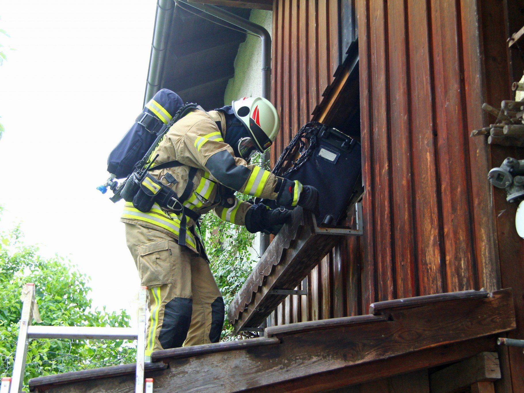 Die Feuerwehr konnte rasch "Brand aus" geben, nachdem Löschversuche der Bewohner gescheitert waren. Die Feuerwehr konnte rasch "Brand aus" geben, nachdem Löschversuche der Bewohner gescheitert waren.