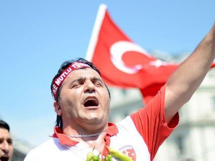 Am Sonntag gab es auch in WIen einen Protestmarsch. Am Sonntag gab es auch in WIen einen Protestmarsch.