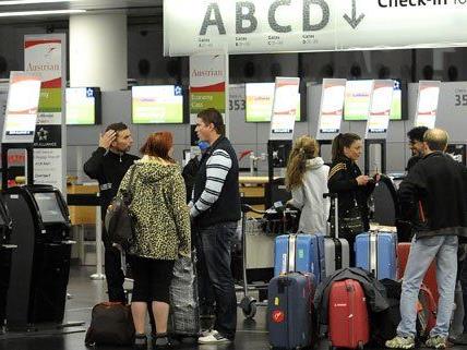 Reisende können sich von der AK am Flughafen beraten lassen.