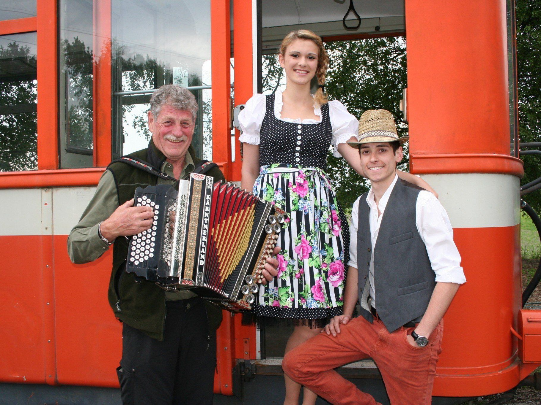 Ziehharmonika-Spieler Sepp Lampert mit Karoline Hölzl und Bernhard Gstöhl. Ziehharmonika-Spieler Sepp Lampert mit Karoline Hölzl und Bernhard Gstöhl.