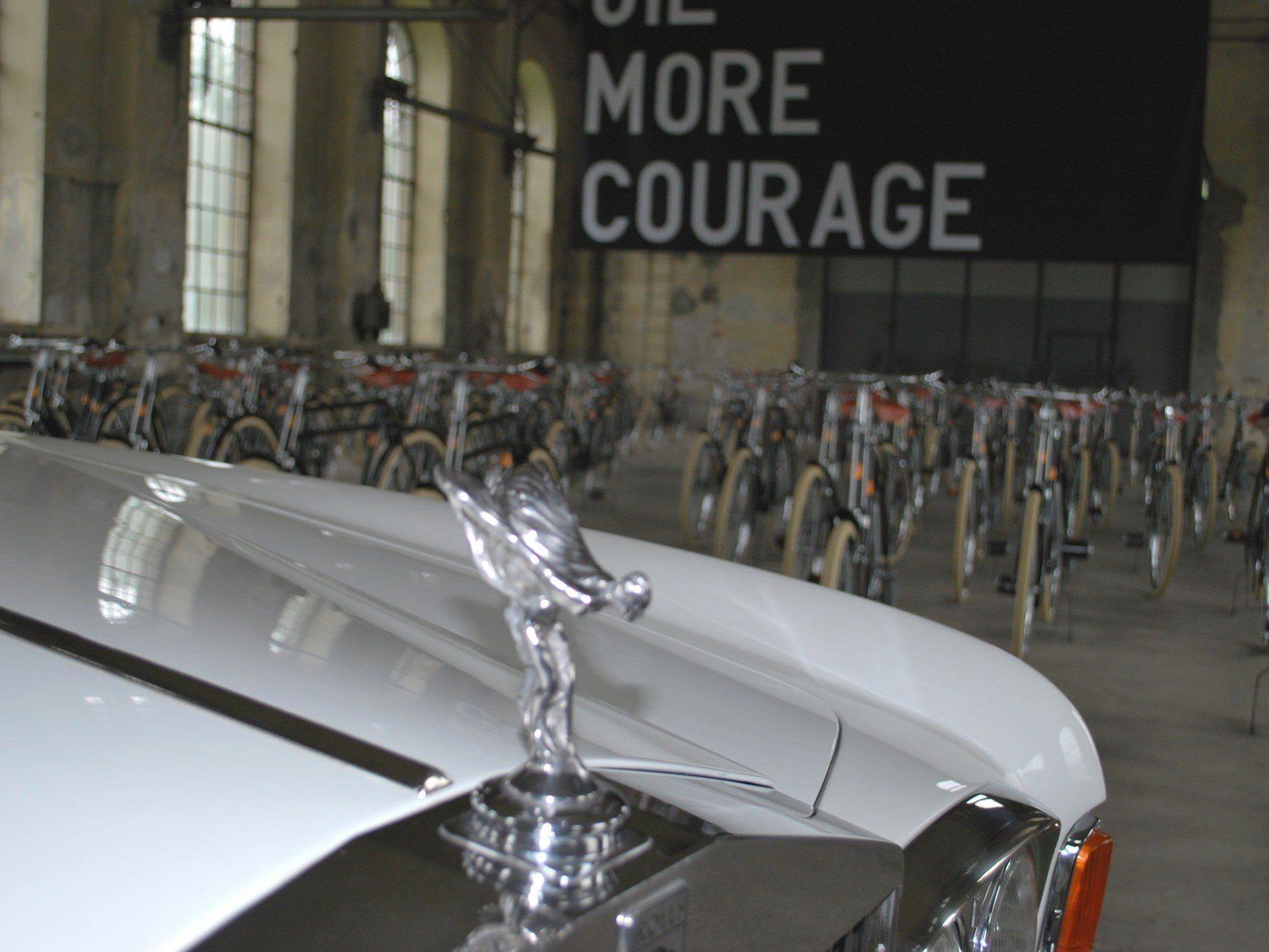 Ein Rolls Royce als Teil der Ausstellung im Kunstraum