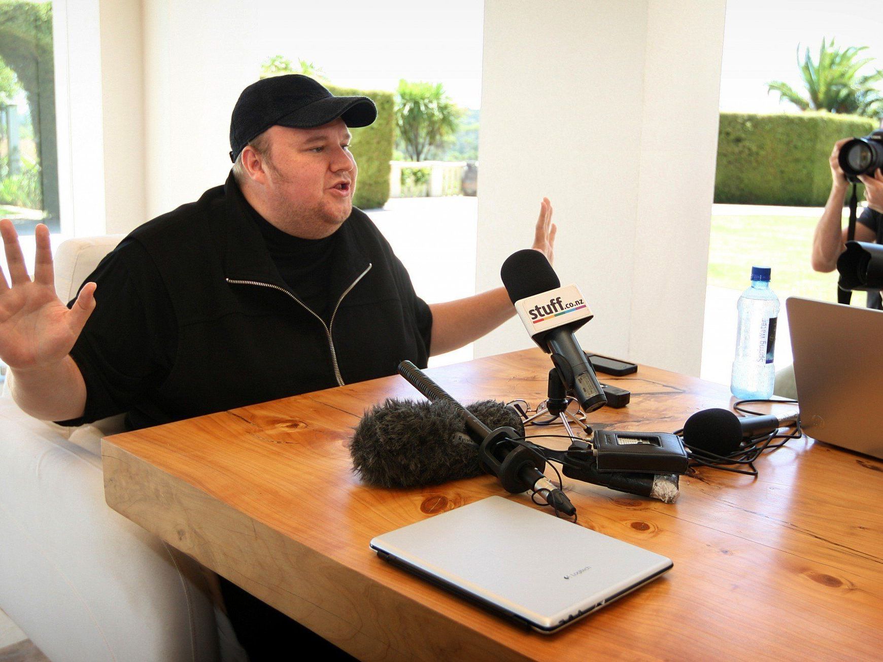 Kim Dotcom veröffentlicht das Video von der Razzia auf YouTube. Kim Dotcom veröffentlicht das Video von der Razzia auf YouTube.