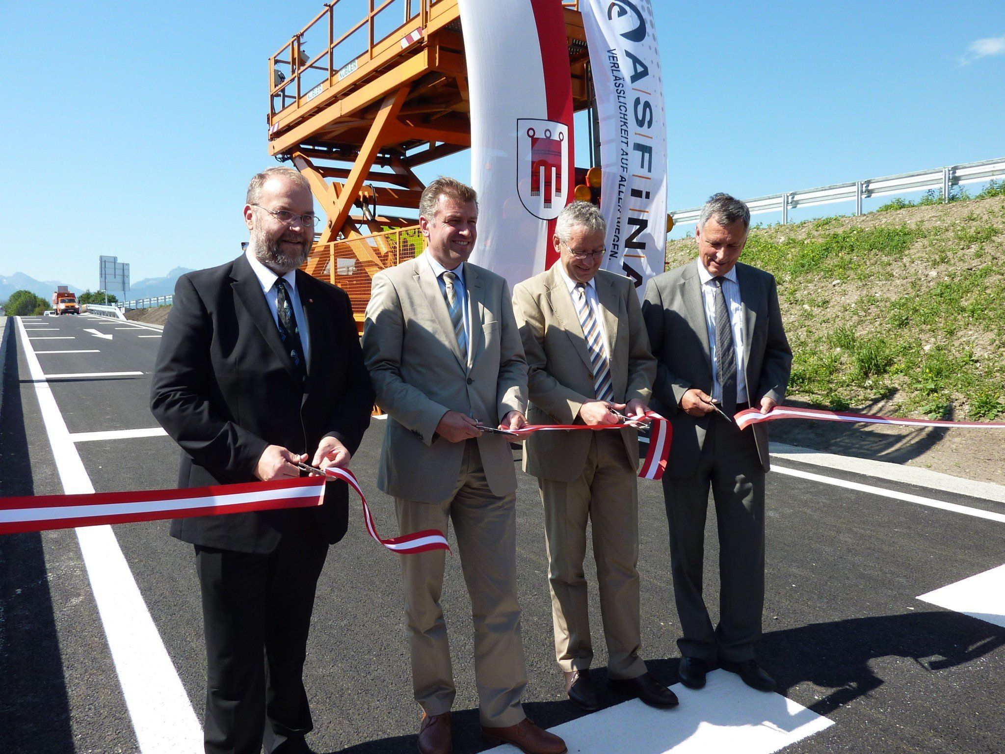Große Freude bei der offiziellen Eröffnung: Werner Müller (Bürgermeister Gemeinde Klaus), ASFINAG-Vorstandsdirektor Klaus Schierhackl, Landesstatthalter Karlheinz Rüdisser und Geschäftsführer Klaus Fink (ASFINAG) - v.l.n.r. Große Freude bei der offiziellen Eröffnung: Werner Müller (Bürgermeister Gemeinde Klaus), ASFINAG-Vorstandsdirektor Klaus Schierhackl, Landesstatthalter Karlheinz Rüdisser und Geschäftsführer Klaus Fink (ASFINAG) - v.l.n.r.