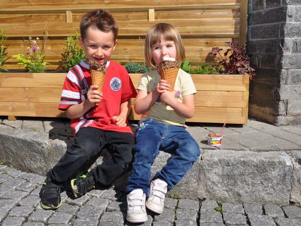 Bei Kolibri gibt es neue Eissorten - Noah und Miriam testen diese liebend gerne.... Bei Kolibri gibt es neue Eissorten - Noah und Miriam testen diese liebend gerne....