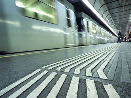 Neben dem taktilen Leitsystem sind die Durchsagen wichtig. Neben dem taktilen Leitsystem sind die Durchsagen wichtig.