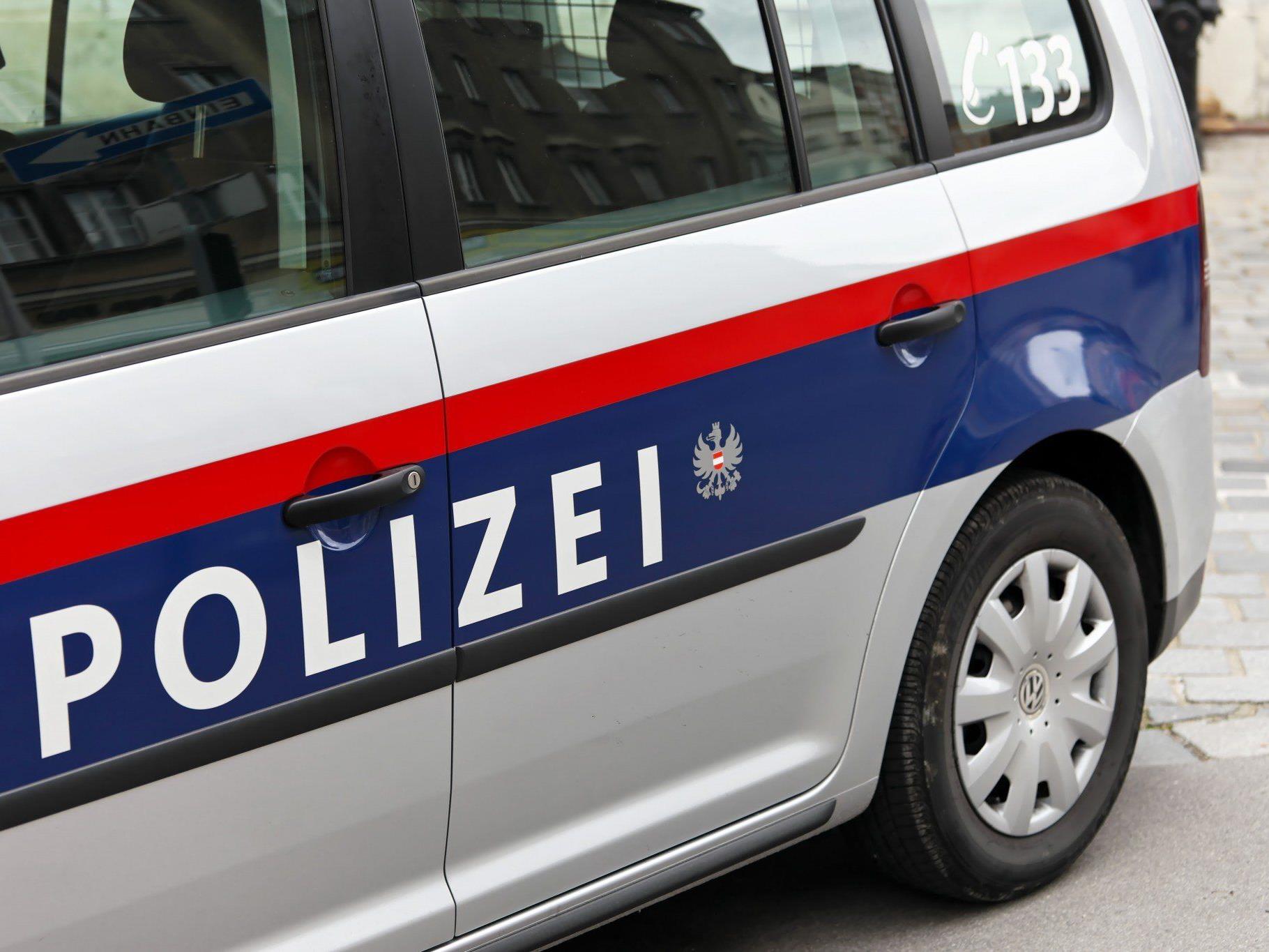Drei Jugendliche brachen in ein Motorradgeschäft in Wien-Donaustadt ein.