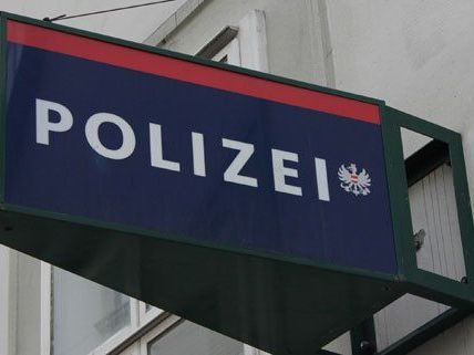 Die Polizei bittet nach dem Überfall um Hinweise von Zeugen. Die Polizei bittet nach dem Überfall um Hinweise von Zeugen.