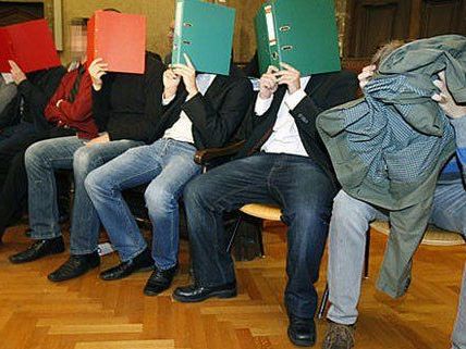 Insgesamt landeten 85 Rapid Fans nach den Ausschreitungen 2009 vor Gericht Insgesamt landeten 85 Rapid Fans nach den Ausschreitungen 2009 vor Gericht