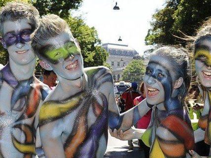 Heuer startet die Regenbogenparade am Heldenplatz. Heuer startet die Regenbogenparade am Heldenplatz.