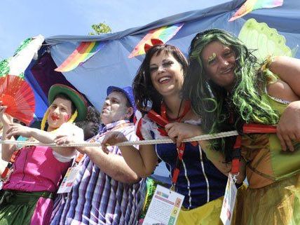 150.000 Personen nahmen an der Regenbogenparade in Wien teil. 150.000 Personen nahmen an der Regenbogenparade in Wien teil.