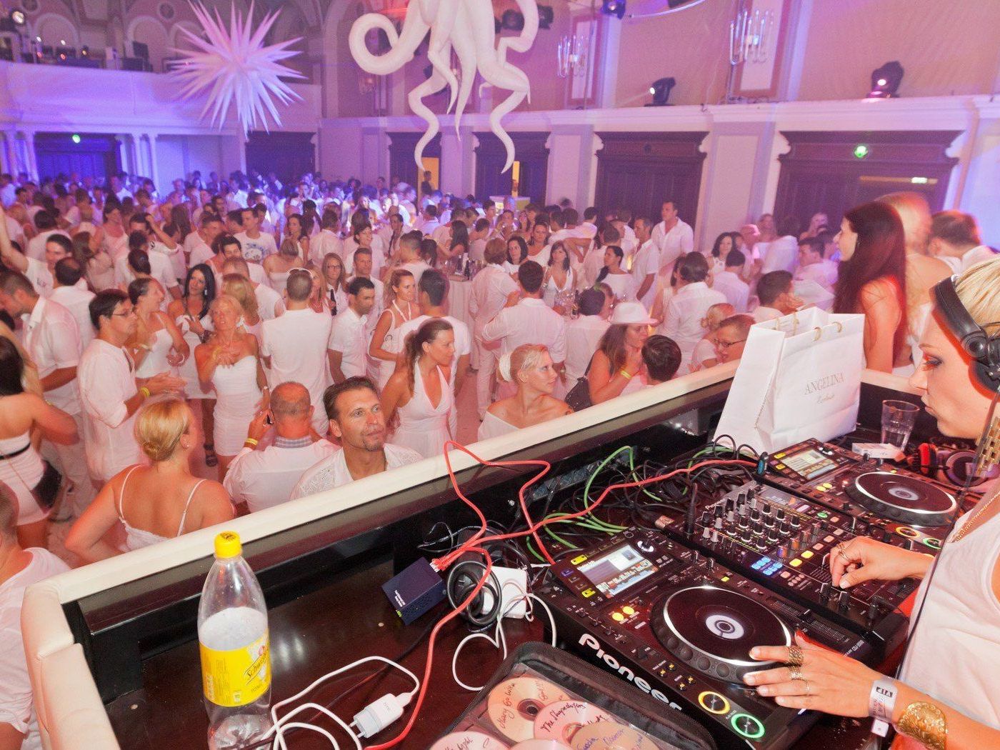 Am Samstag findet die "Baden in Weiß"-Party statt. Am Samstag findet die "Baden in Weiß"-Party statt.