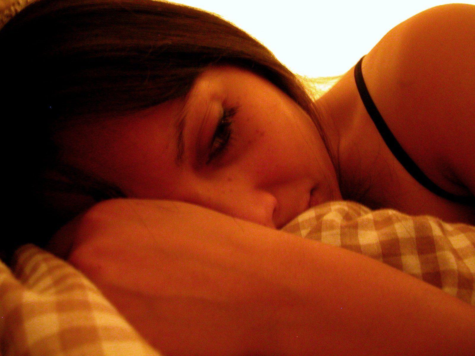 Schlafmangel verleitet zum Seitensprung.