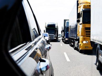 Auf der A23 gibt es nach einem Unfall Stau. Auf der A23 gibt es nach einem Unfall Stau.