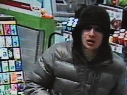 Dieser Mann wird von der Polizei gesucht. Dieser Mann wird von der Polizei gesucht.