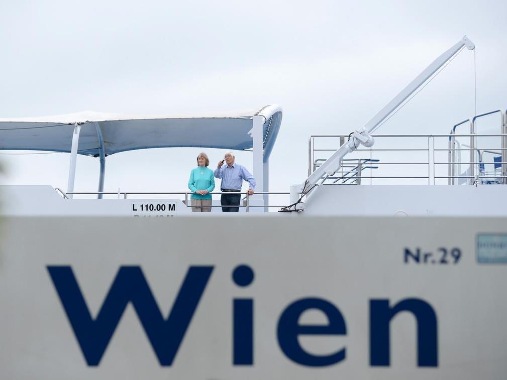 Hochwasser - Passagiere verlassen gestrandetes Donau-Kreuzfahrtschiff