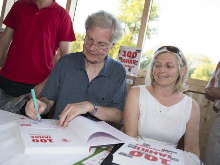 Autor Christian Rhomberg musste viele Autogramme nach der Präsentation des Jubiläumsbuch geben. Autor Christian Rhomberg musste viele Autogramme nach der Präsentation des Jubiläumsbuch geben.