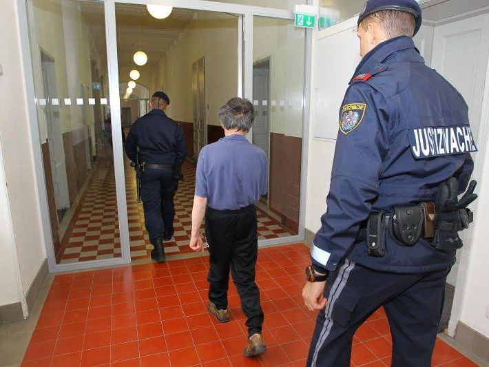 Betrunkener Obdachloser soll jungen Mann in WC-Anlage in Bludenz missbraucht haben Betrunkener Obdachloser soll jungen Mann in WC-Anlage in Bludenz missbraucht haben