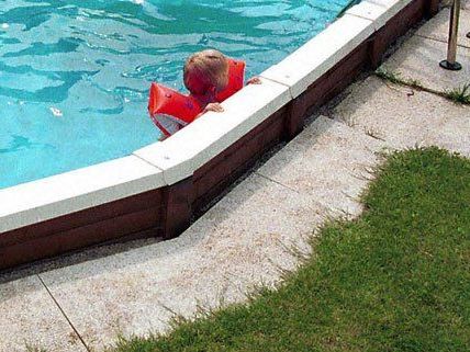 Kleinkind fiel in NÖ in Pool - Bub erfolgreich reanimiert Kleinkind fiel in NÖ in Pool - Bub erfolgreich reanimiert