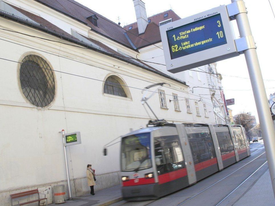 Auf der Straßenbahnlinie 62 ist bis Ende März 2014 die "EcoTram" unterwegs. Auf der Straßenbahnlinie 62 ist bis Ende März 2014 die "EcoTram" unterwegs.