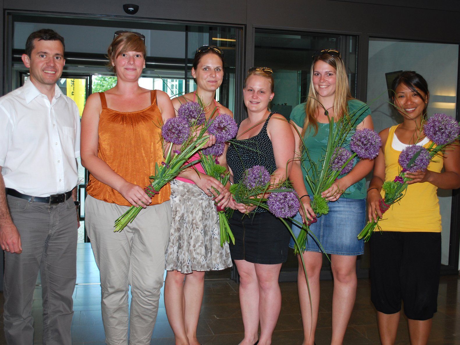 Bürgermeister Martin Summer gratulierte den Absolventinnen Alessandra Marte, Fabienne Lunardi, Tanja Gächter, Nina Amann und Racquel Del Rosario (v.l.n.r.). Bürgermeister Martin Summer gratulierte den Absolventinnen Alessandra Marte, Fabienne Lunardi, Tanja Gächter, Nina Amann und Racquel Del Rosario (v.l.n.r.).