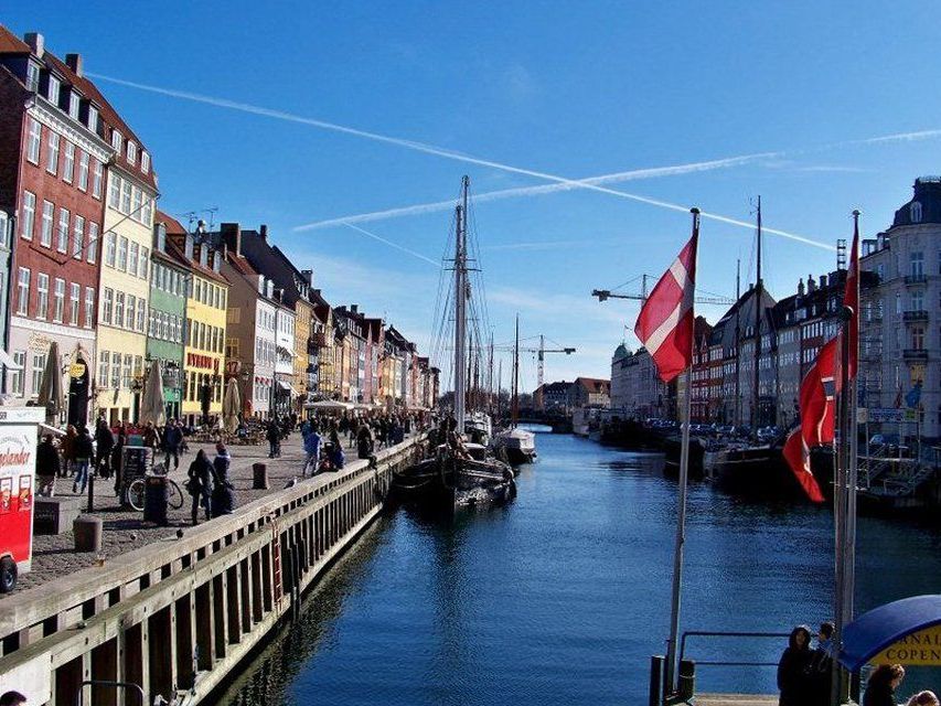 Kopenhagen ist eine der wenigen Städte, die nicht in die Höhe, sondern in die Breite gewachsen sind. Kopenhagen ist eine der wenigen Städte, die nicht in die Höhe, sondern in die Breite gewachsen sind.