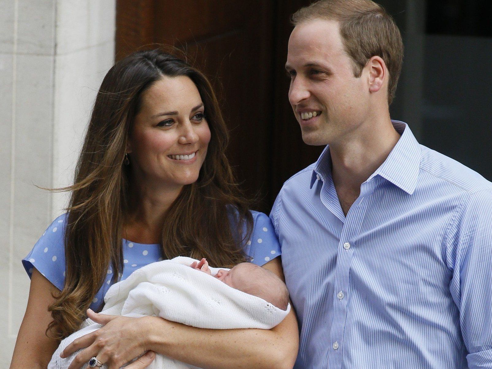 Prinz William und Herzogin Kate präsentierten am Dienstagabend ihren Sohn der Öffentlichkeit. Prinz William und Herzogin Kate präsentierten am Dienstagabend ihren Sohn der Öffentlichkeit.