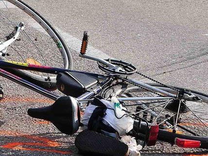 Bei einem Überholmanöver stürzten beide Radfahrer.
