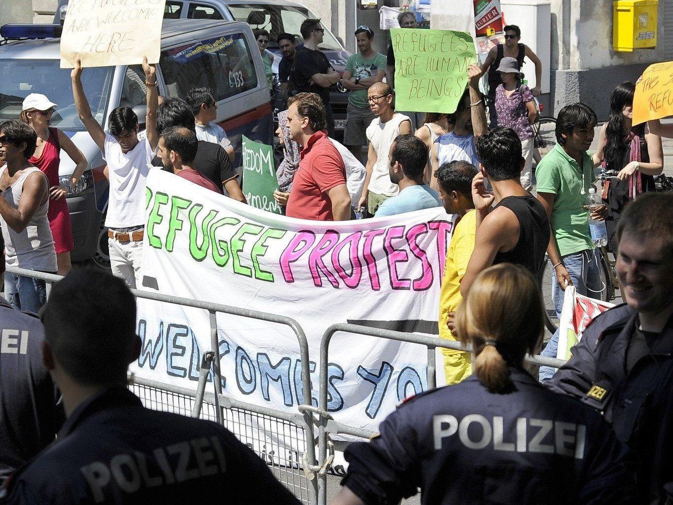 AAbschiebung von Flüchtlingen: m Montag kam es vor dem Anhaltezentrum zu Protesten.
