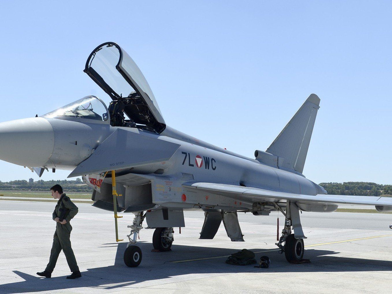 Am Montag landeten erstmals zwei Eurofighter für Schulungszwecke am Flughafen Wien-Schwechat. Am Montag landeten erstmals zwei Eurofighter für Schulungszwecke am Flughafen Wien-Schwechat.