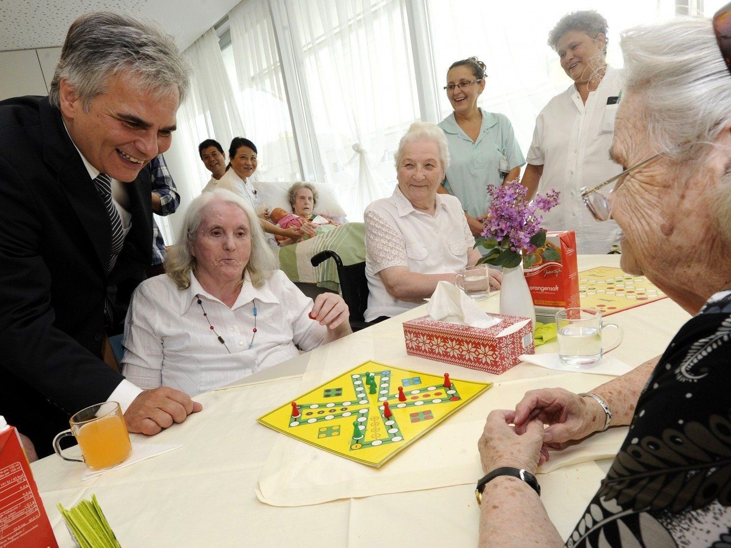 Bundeskanzler Werner Faymann besuchte ein Pflegeheim in Wien-Leopoldstadt. Bundeskanzler Werner Faymann besuchte ein Pflegeheim in Wien-Leopoldstadt.