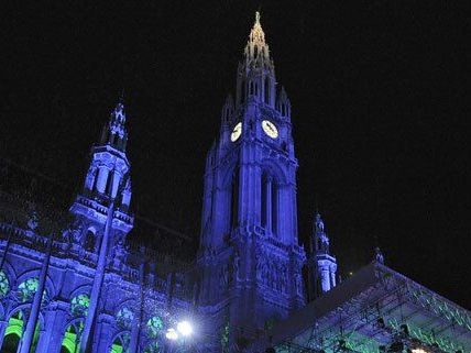 Neben der Live-Übertragung von "Boris Godunow" und "Gräfin Mariza" sind auch die Toten Hosen auf der Leinwand zu sehen.