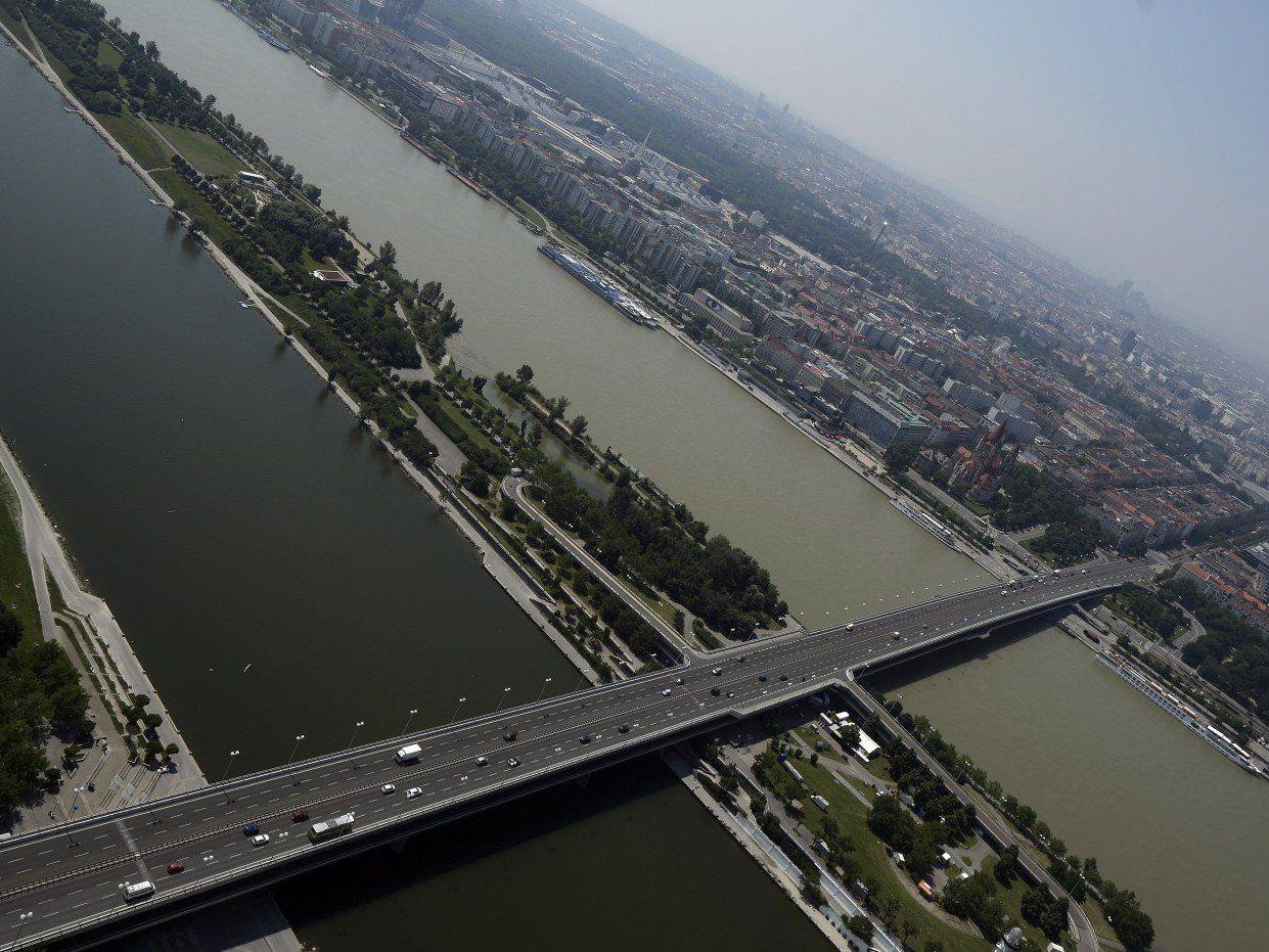 In der Nähe der Wiener Reichsbrücke wurde eine Wasserleiche aus der Donau geborgen.
