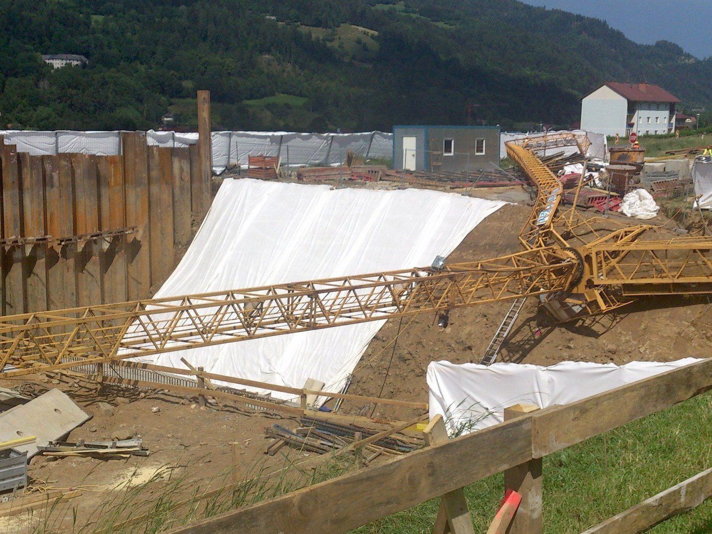 Auf einer Baustelle in der Steiermark stürzte ein Baukran um - ein 58-Jähriger wurde getötet. Auf einer Baustelle in der Steiermark stürzte ein Baukran um - ein 58-Jähriger wurde getötet.