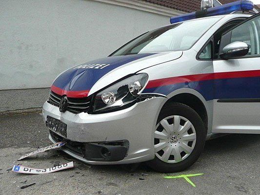 Der nach dem Unfall demolierte Polizeiwagen Der nach dem Unfall demolierte Polizeiwagen