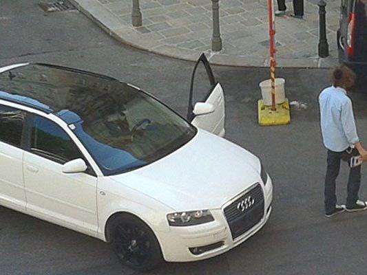 Völlig verstört wanderte der Audi-Fahrer mit dem verbeulten Nummernschild umher