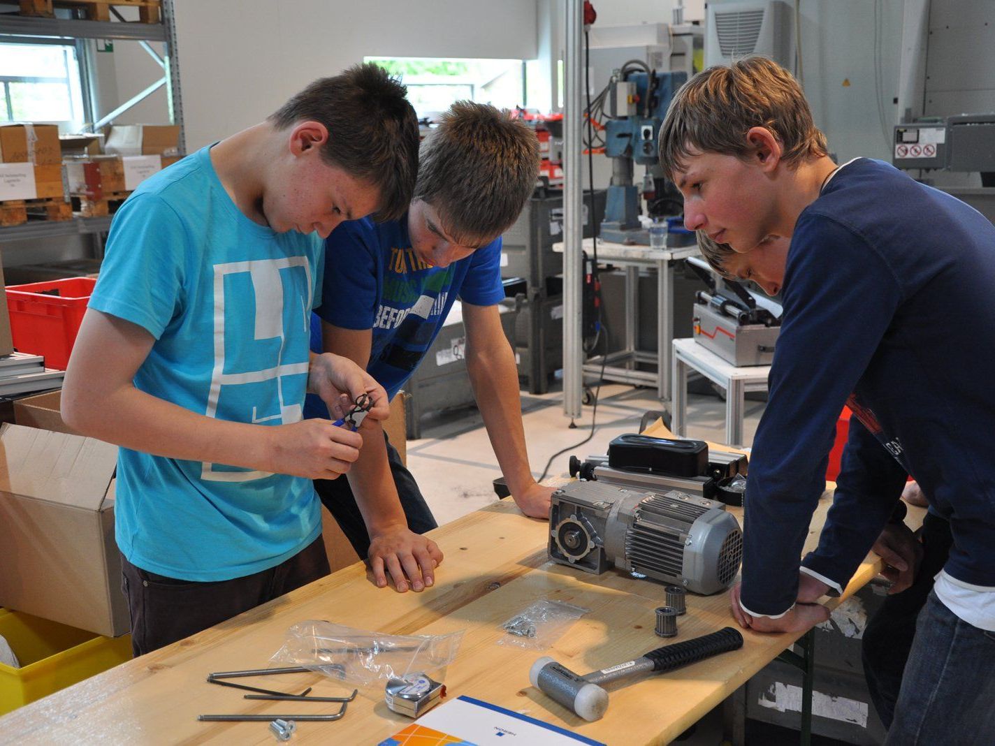 Alberschwender Mittelschüler schnupperten bei der Firma Heron in die Arbeitswelt hinein. Alberschwender Mittelschüler schnupperten bei der Firma Heron in die Arbeitswelt hinein.
