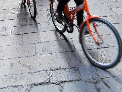 8-jähriger Fahrradfahrer bei Verkehrsunfall in Wien-Donaustadt verletzt