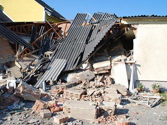 Das betroffene Haus nach der Explosion in Eggendorf