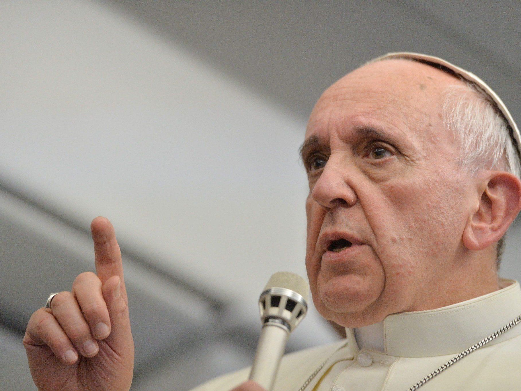 Während des Rückflugs von Brasilien nach Rom gibt Papst Franziskus Interviews. Während des Rückflugs von Brasilien nach Rom gibt Papst Franziskus Interviews.