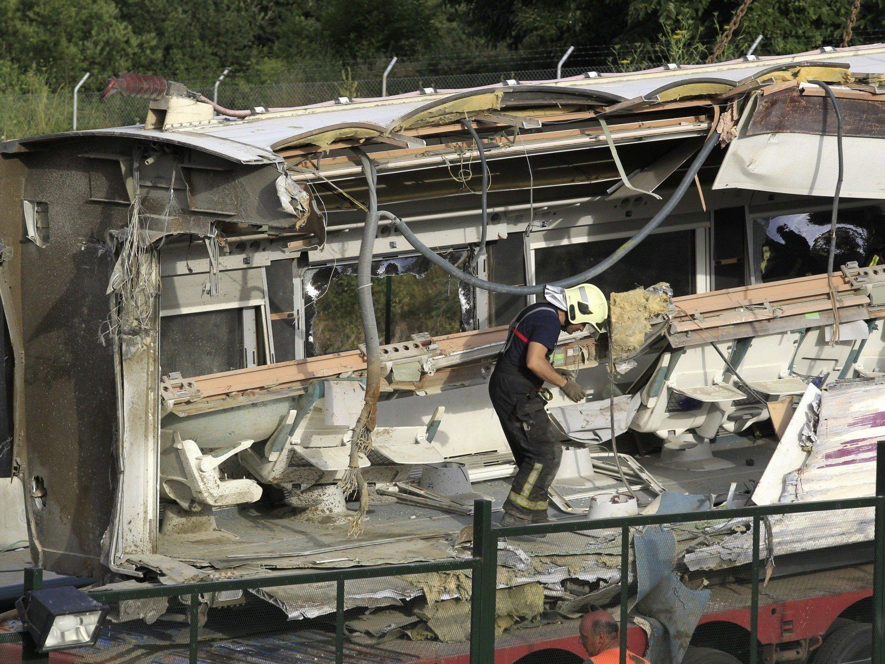 Das Zugunglück im Wallfahrtsort Santiago de Compostela forderte bis jetzt schon 80 Tote. Das Zugunglück im Wallfahrtsort Santiago de Compostela forderte bis jetzt schon 80 Tote.