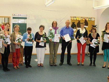 Erfolgreich absolvierte Ausbildung - v.l.n.r.: Dagmar Hartmann, Andrea Hupp, Anette Hammerer, Mathilde Zumtobel, Claudia Schelling, Irene Domig, Margit Johannsen, Erwin Elsensohn, Marion Müller, Irene Bolter, Carmen Burtscher, Caroline Obexer. Erfolgreich absolvierte Ausbildung - v.l.n.r.: Dagmar Hartmann, Andrea Hupp, Anette Hammerer, Mathilde Zumtobel, Claudia Schelling, Irene Domig, Margit Johannsen, Erwin Elsensohn, Marion Müller, Irene Bolter, Carmen Burtscher, Caroline Obexer.