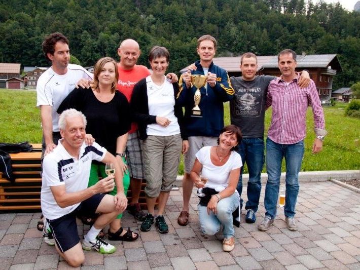 A-Mannschaft des TC Au - v.l.n.r.: Christoph Willi, Obmann Christian Corn, Silvia Muxel, Thomas Wüstner, Mariette Zündel, Gerhard Wüstner, Sieglinde Natter, Hannes Larch, Helmut Fuetsch A-Mannschaft des TC Au - v.l.n.r.: Christoph Willi, Obmann Christian Corn, Silvia Muxel, Thomas Wüstner, Mariette Zündel, Gerhard Wüstner, Sieglinde Natter, Hannes Larch, Helmut Fuetsch