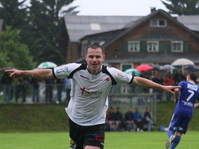 Langenegg-Stürmer Grisley Muniz schoss das Führungstor in Lingenau, der Titelverteidiger steht im Halbfinale.