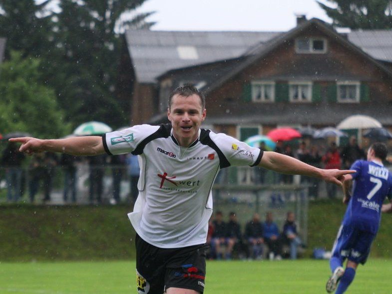 Langenegg-Stürmer Grisley Muniz schoss das Führungstor in Lingenau, der Titelverteidiger steht im Halbfinale. Langenegg-Stürmer Grisley Muniz schoss das Führungstor in Lingenau, der Titelverteidiger steht im Halbfinale.