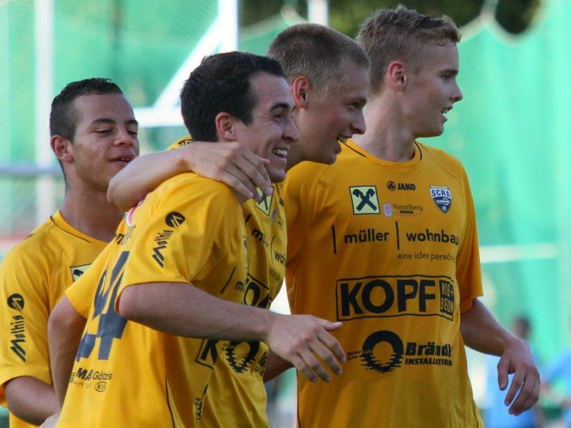 Aaron Kircher und Julian Erhart jubelt mit seinen Kollegen über den 2:0-Derbyerfolg in Dornbirn.