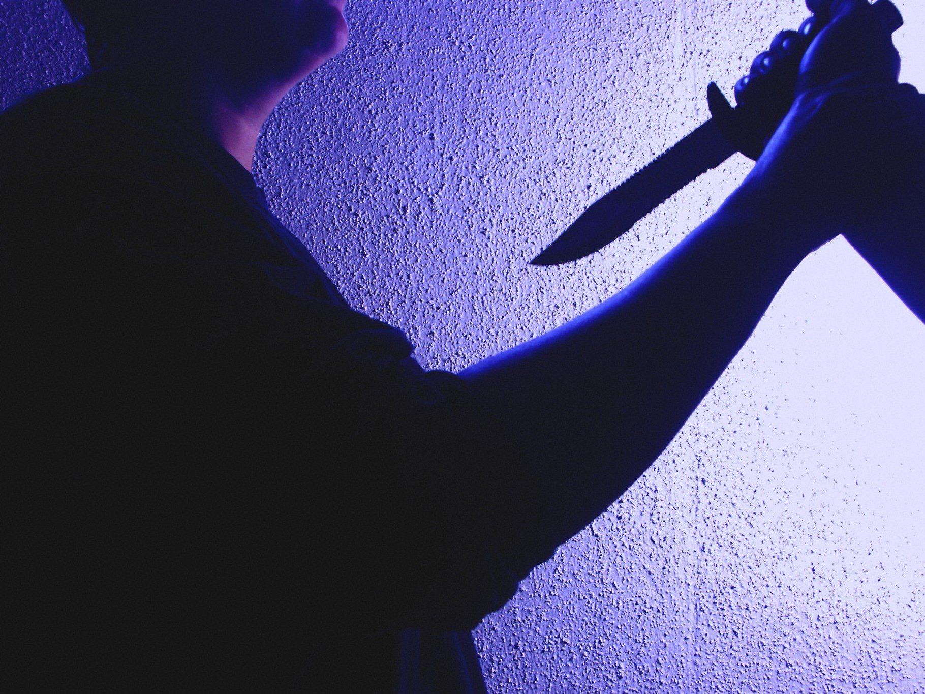Mit einem Messer ging eine Frau auf ihren Lebensgefährten los