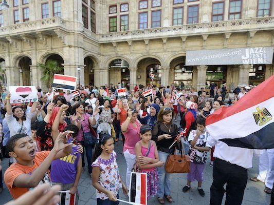 Kundgebungsteilnehmer feiern in Wien